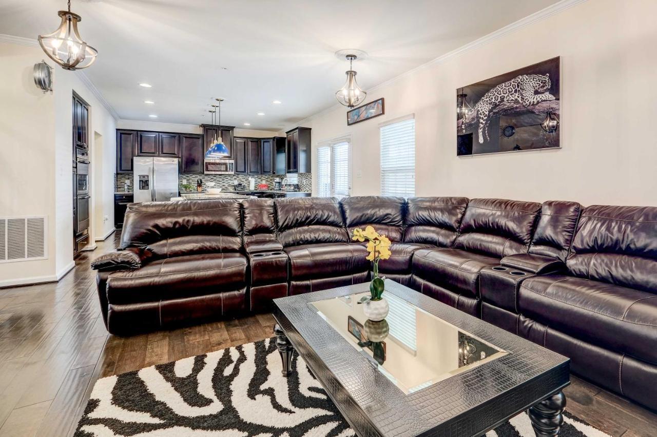 Downtown With Game And Gym! Holiday home