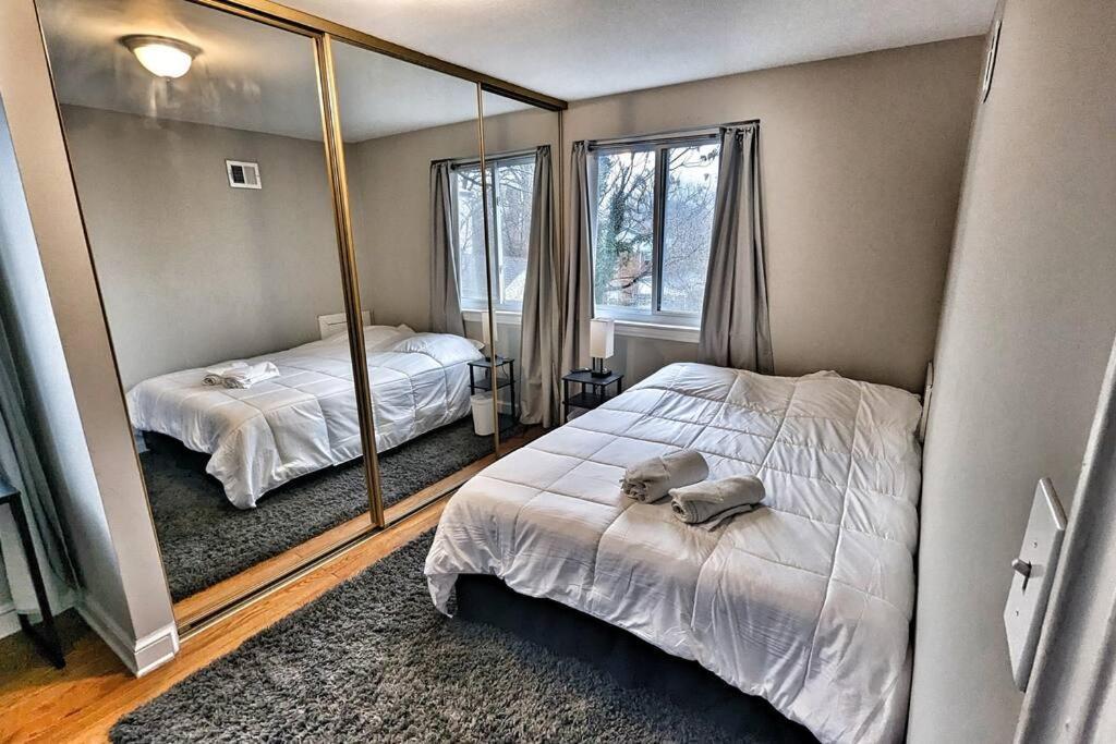 Hilltop Hangout W/king Bed Holiday home *