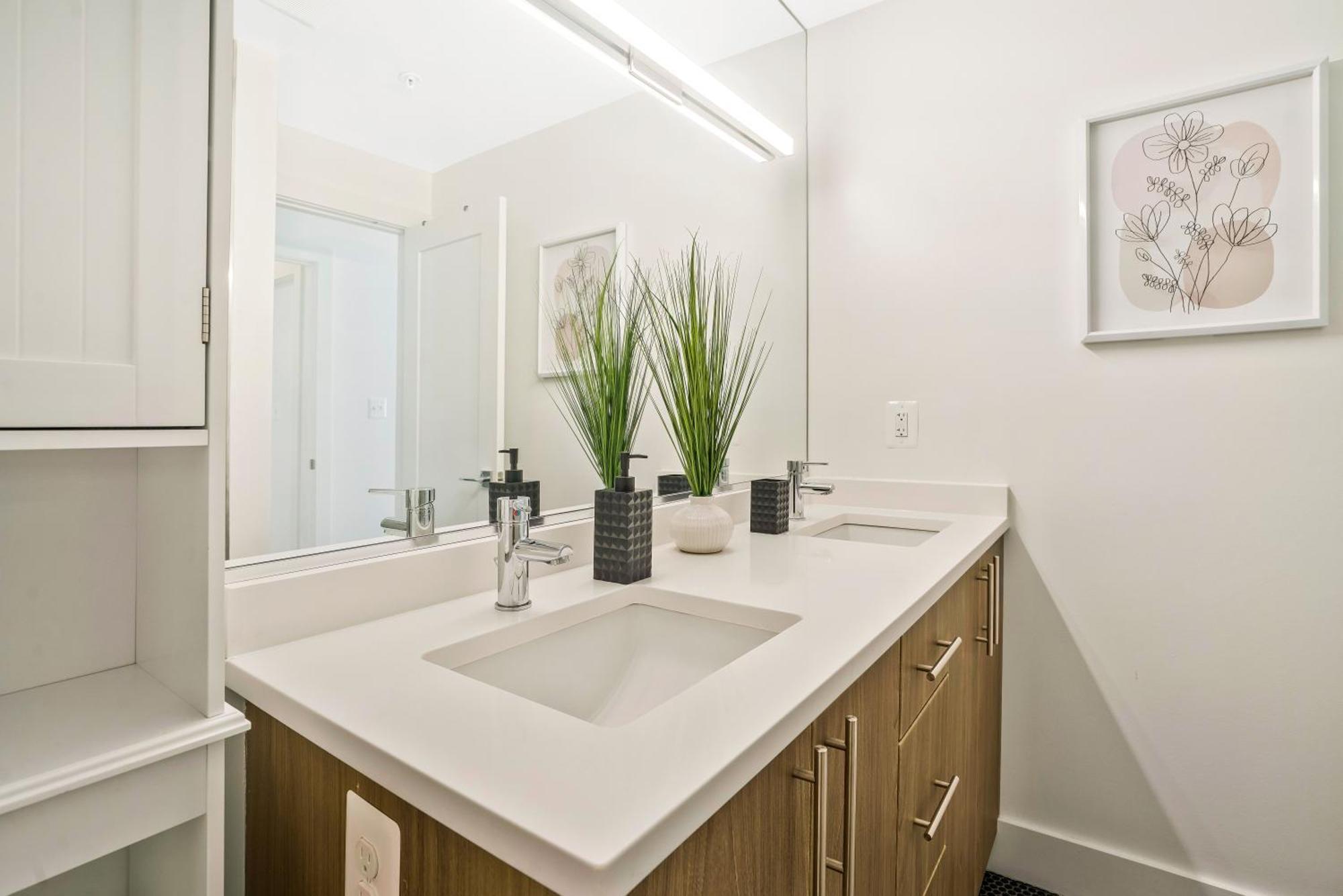 Luxurious And Stylish 2 Bedroom 2 Bathroom