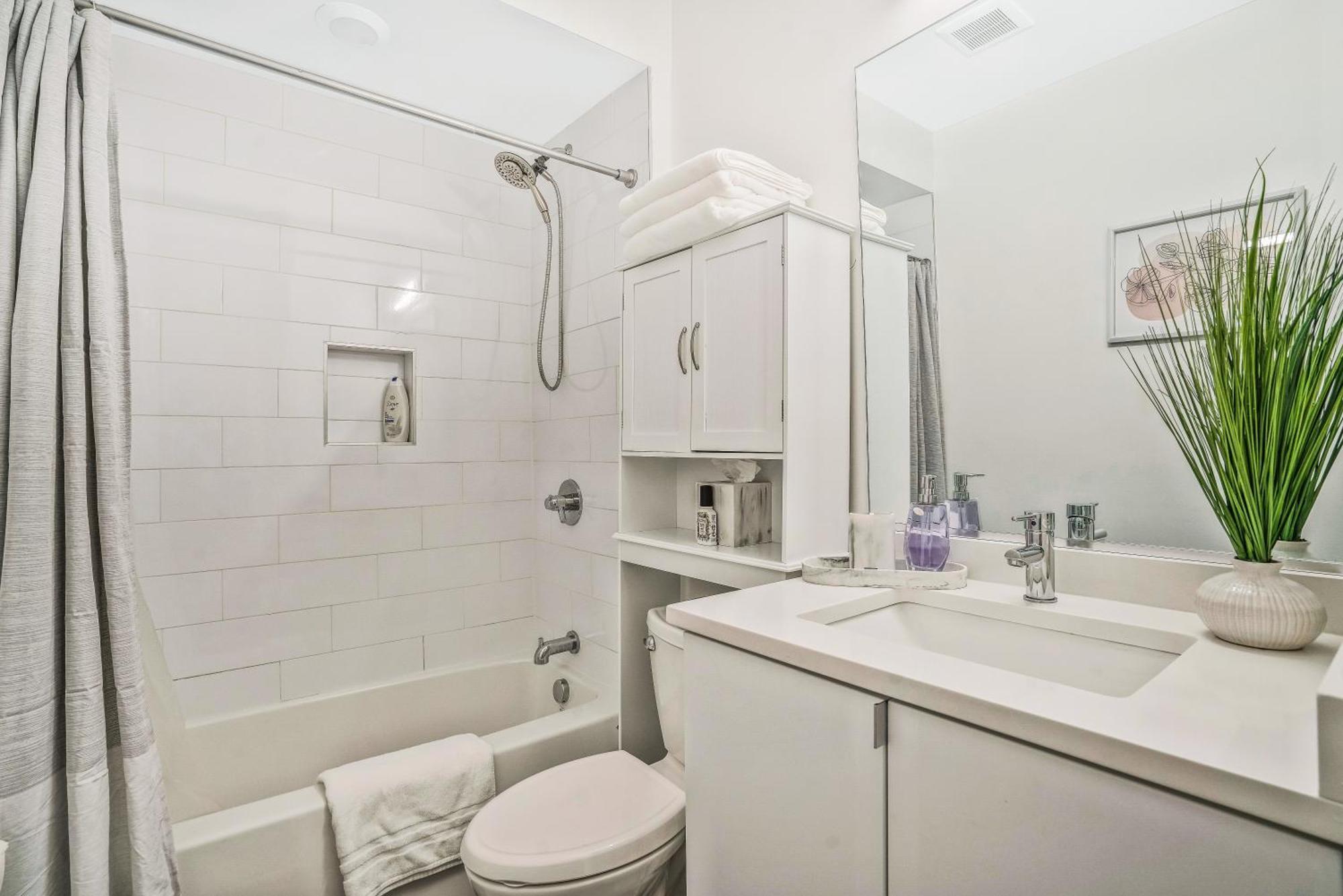 Luxurious And Stylish 2 Bedroom 2 Bathroom *
