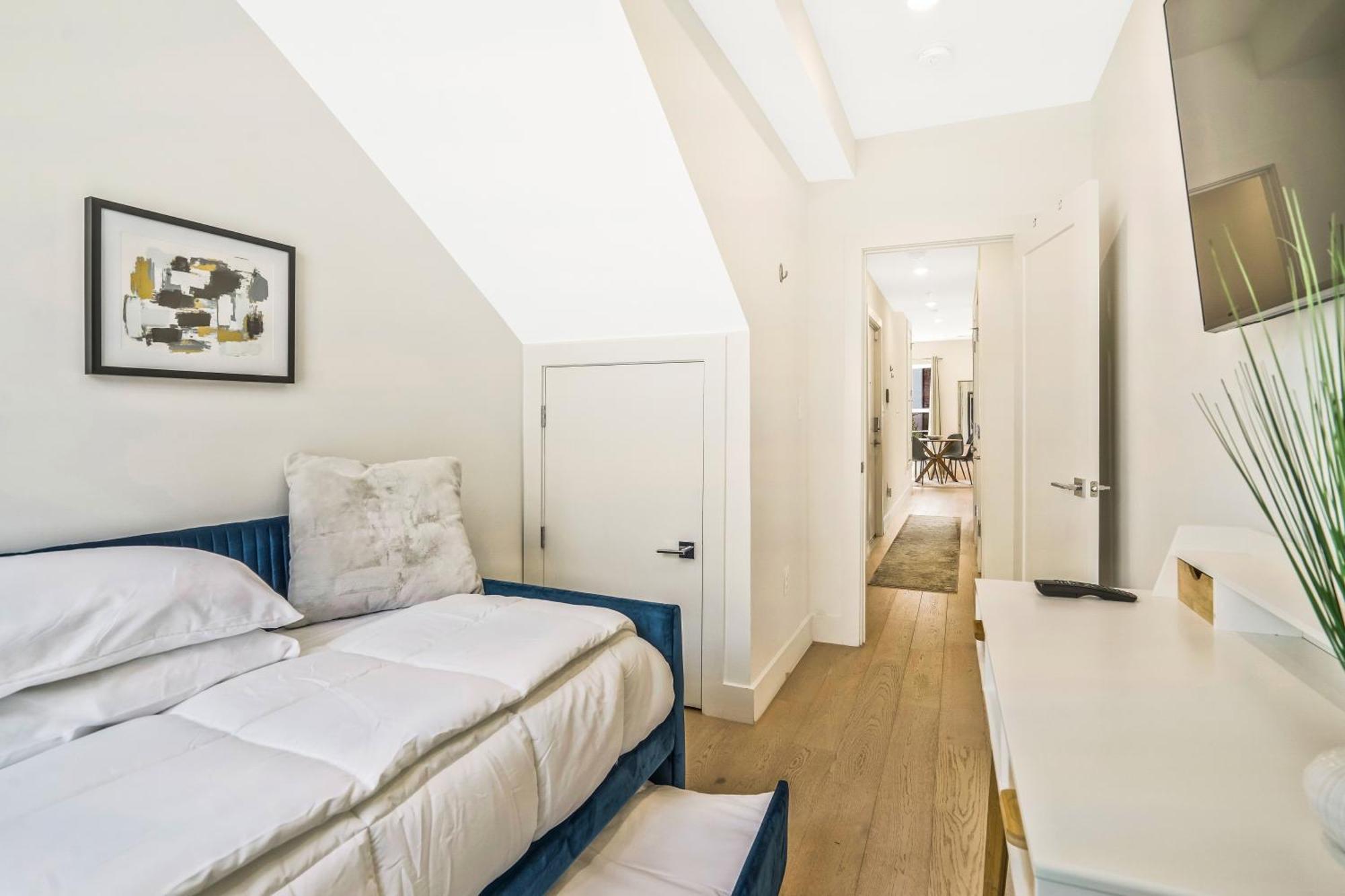 Luxurious And Stylish 2 Bedroom 2 Bathroom Apartment Washington