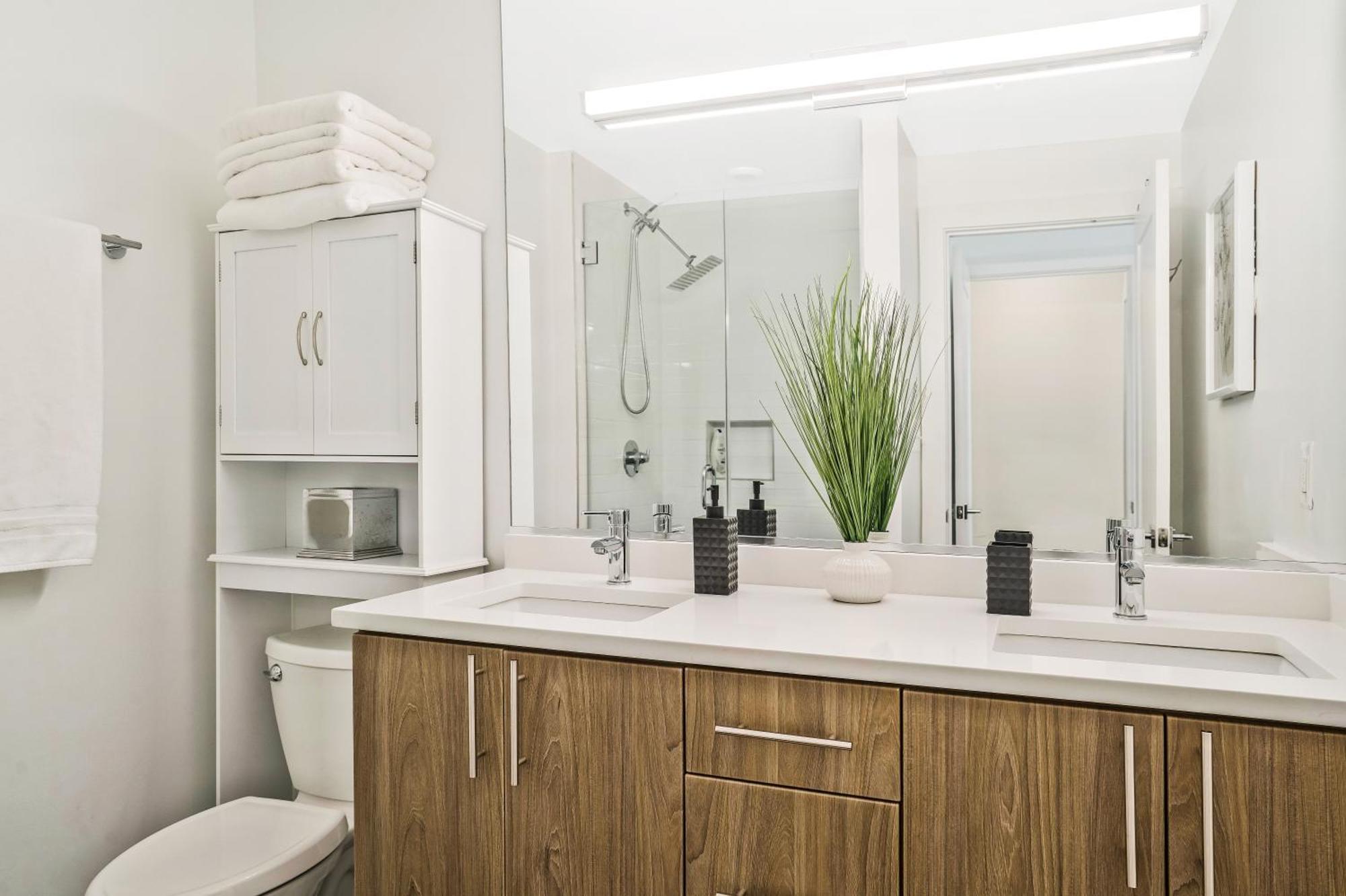 Luxurious And Stylish 2 Bedroom 2 Bathroom Washington