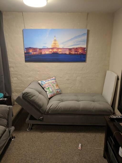 Cozy And Private Basement *