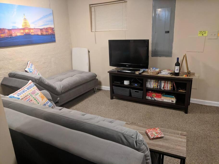 Cozy And Private Basement *