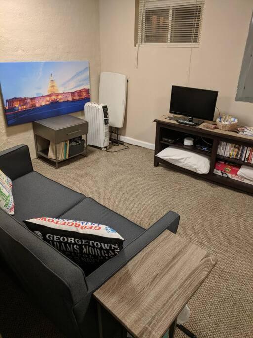 Cozy And Private Basement Holiday home *