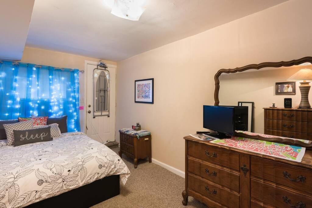 Cozy And Private Basement