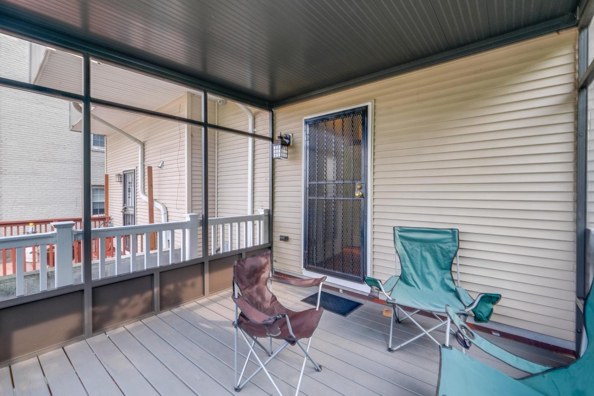 Holiday home Dc Townhome With Theater!