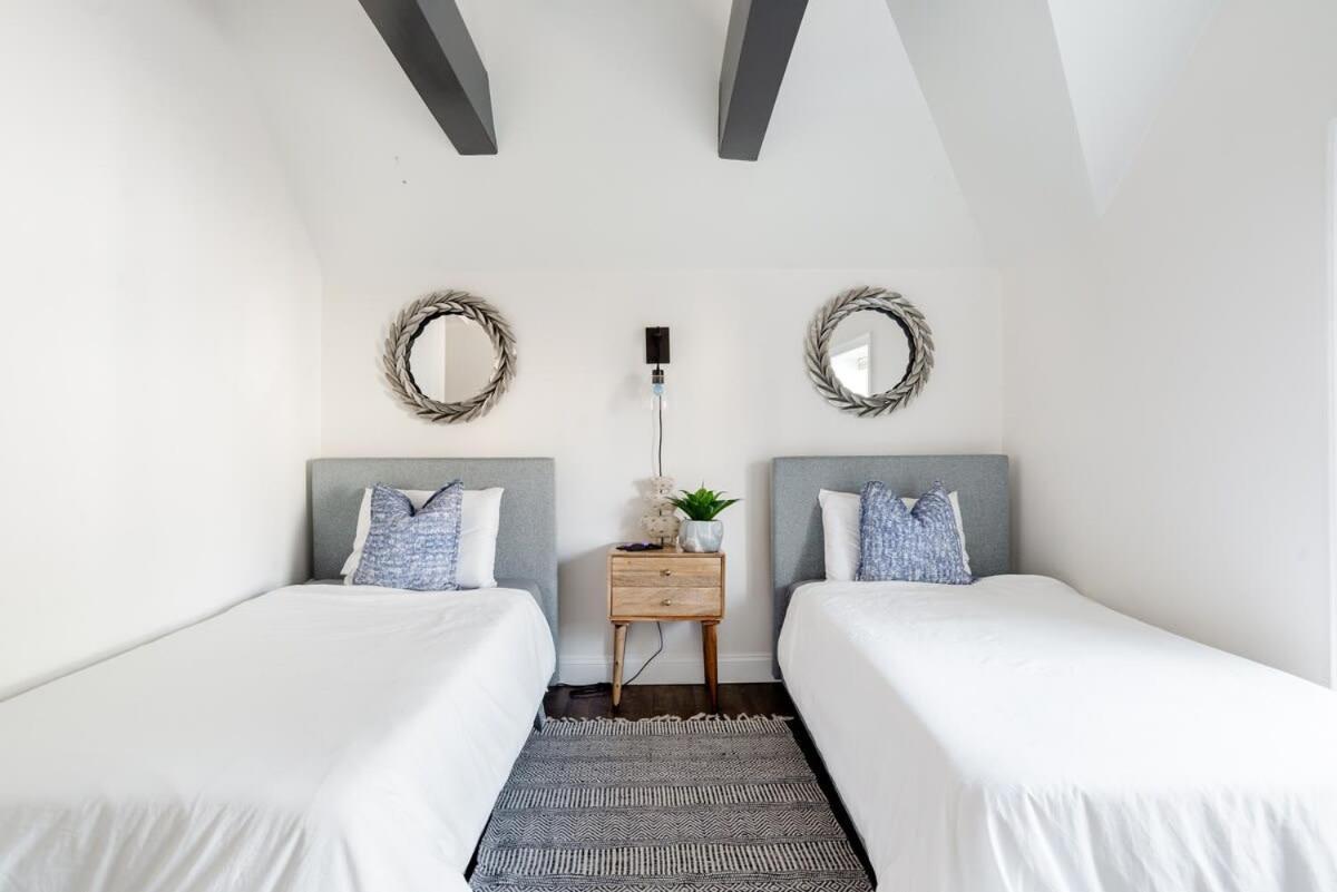 Holiday home Decompress In The Zen Surroundings Of A Cozy Carriage House *