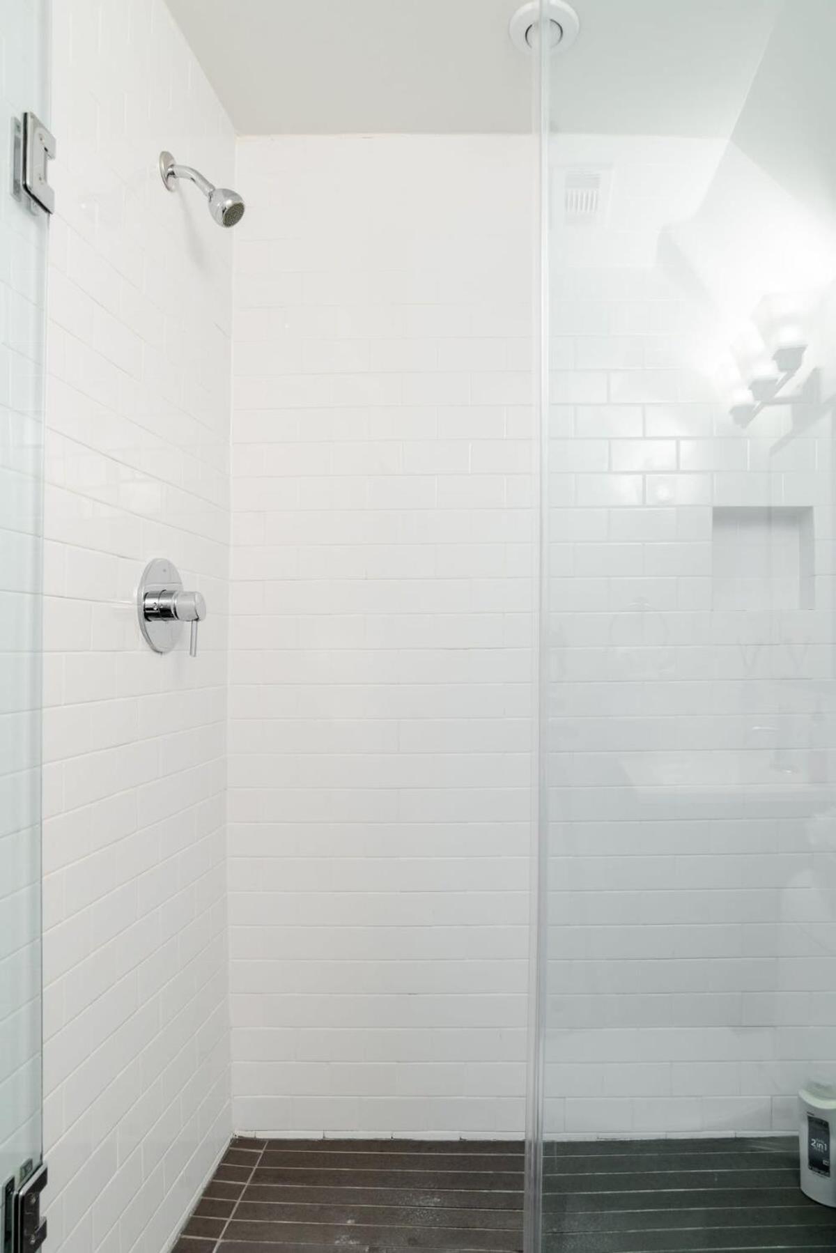 Decompress In The Zen Surroundings Of A Cozy Carriage House Holiday home *