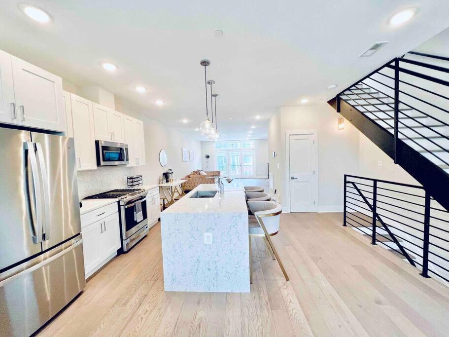 Luxurious Penthouse Private Rooftop H St Corridor Holiday home