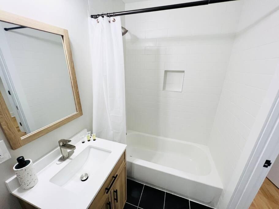 Contemporary Upscale 3br At H Street Corridor Washington