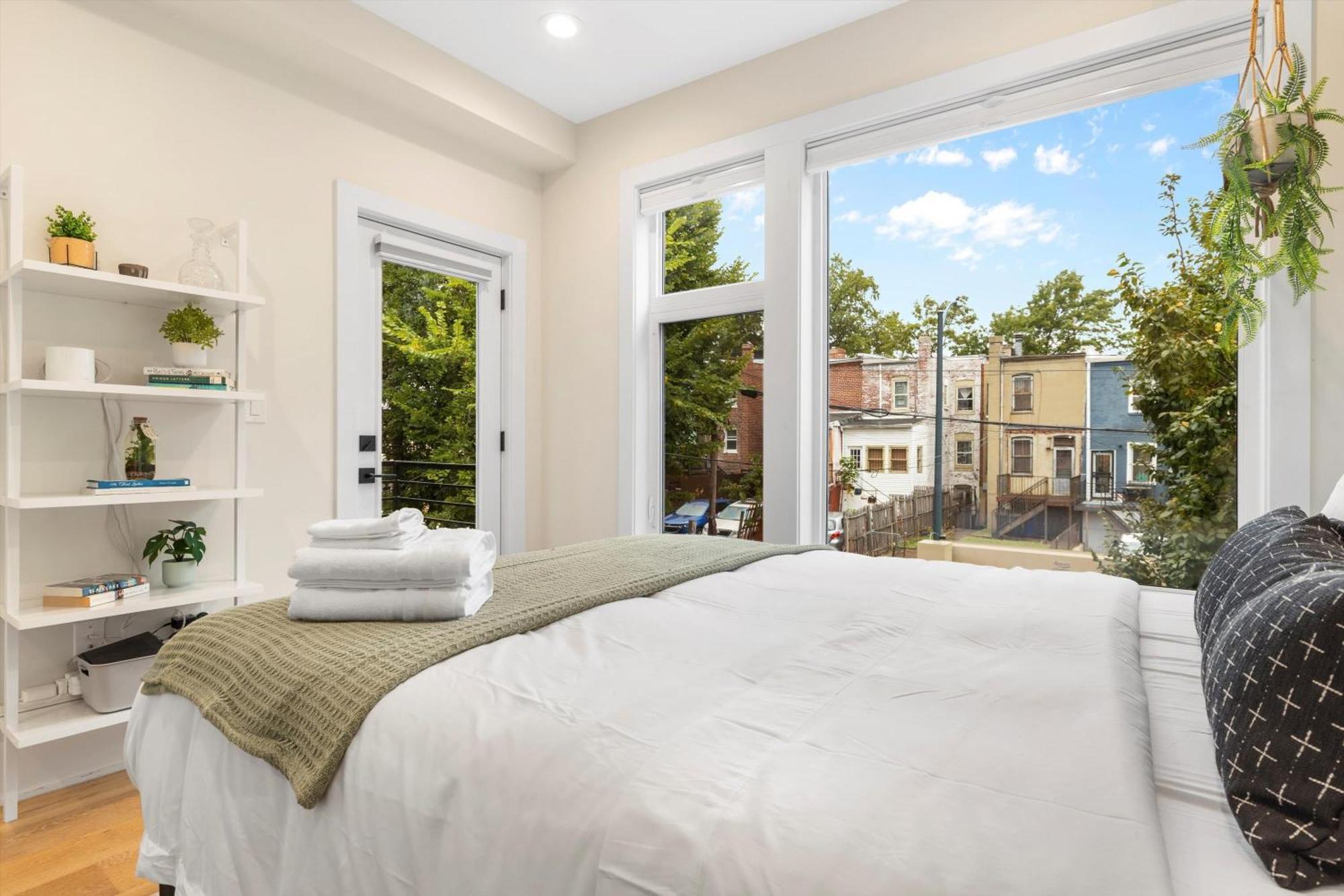 Dc 5-br Townhome - Walk To Metro-rail Holiday home *
