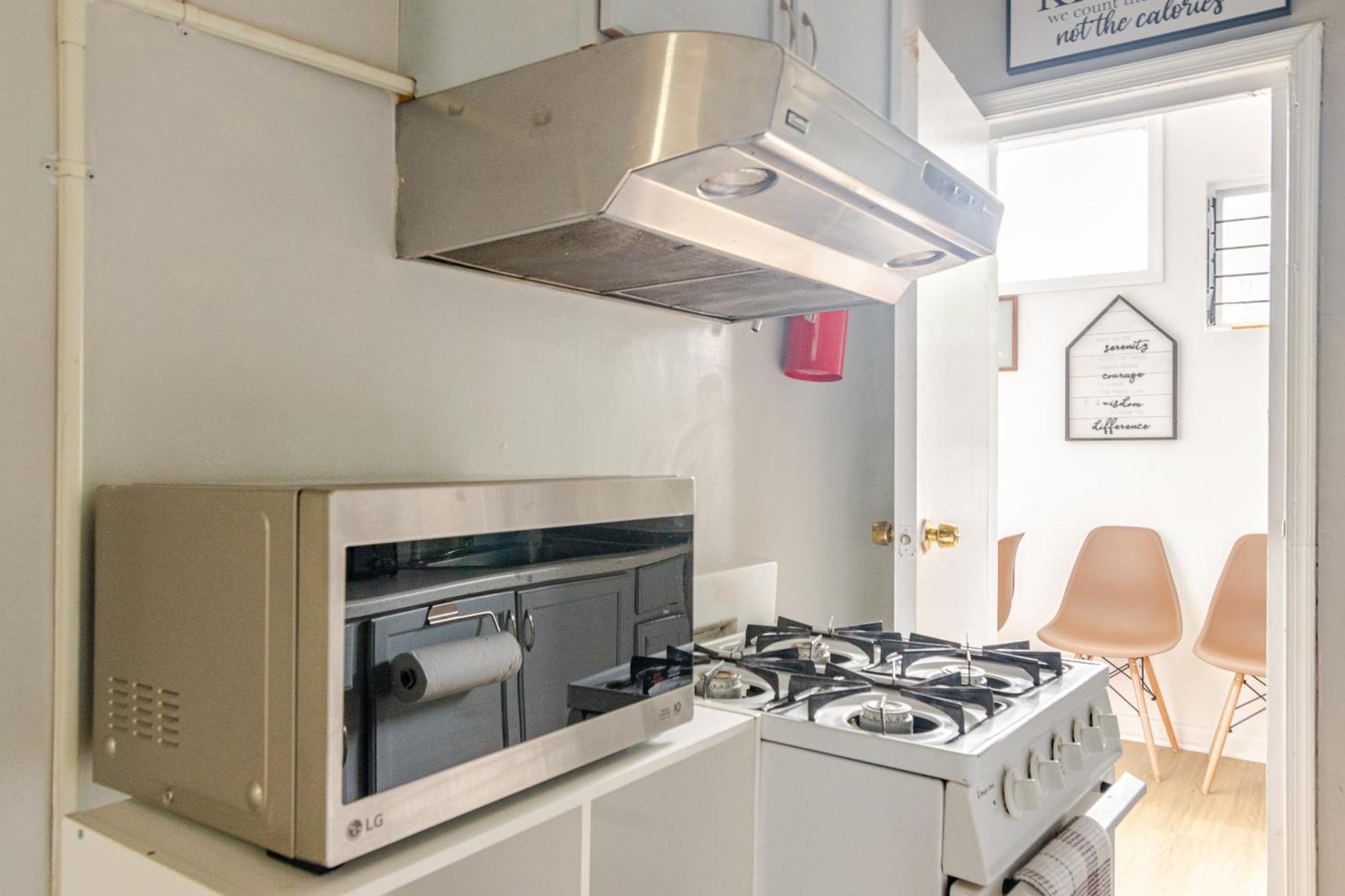 Bright & Cozy 2 Bedroom, 1 Bath, 2 Miles From White House Apartment