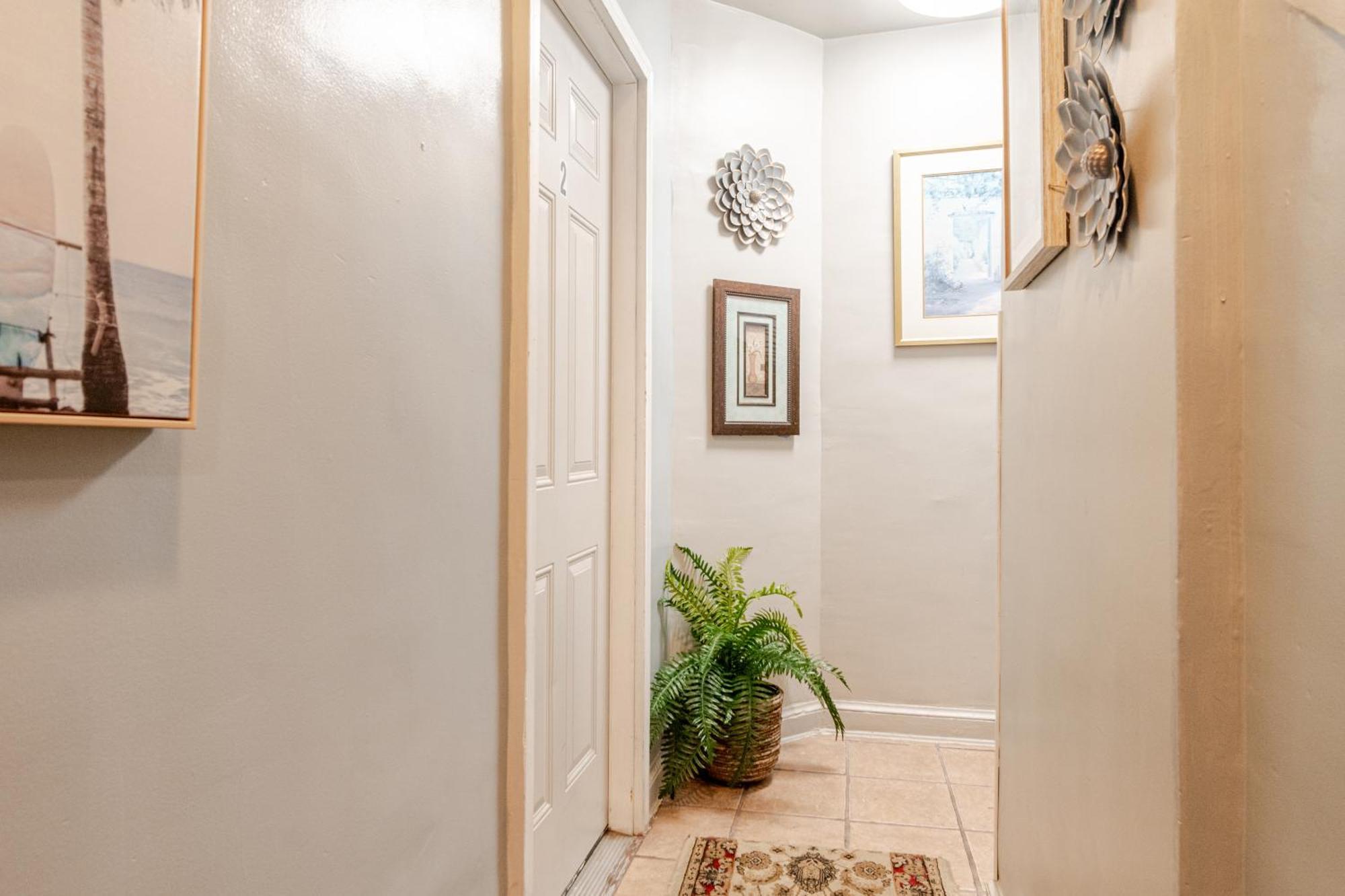 Bright & Cozy 2 Bedroom, 1 Bath, 2 Miles From White House * Washington