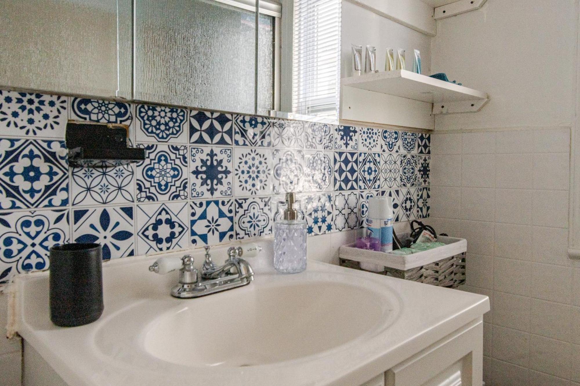 Bright & Cozy 2 Bedroom, 1 Bath, 2 Miles From White House Apartment *