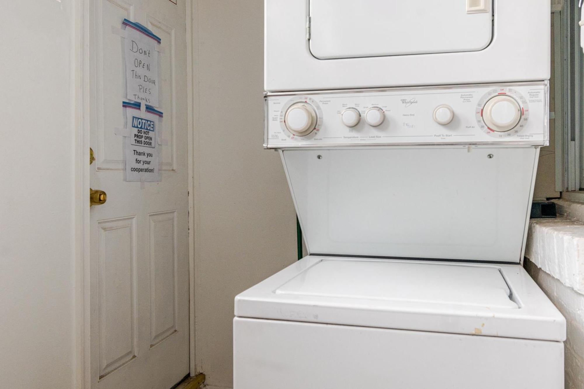Bright & Cozy 2 Bedroom, 1 Bath, 2 Miles From White House Apartment