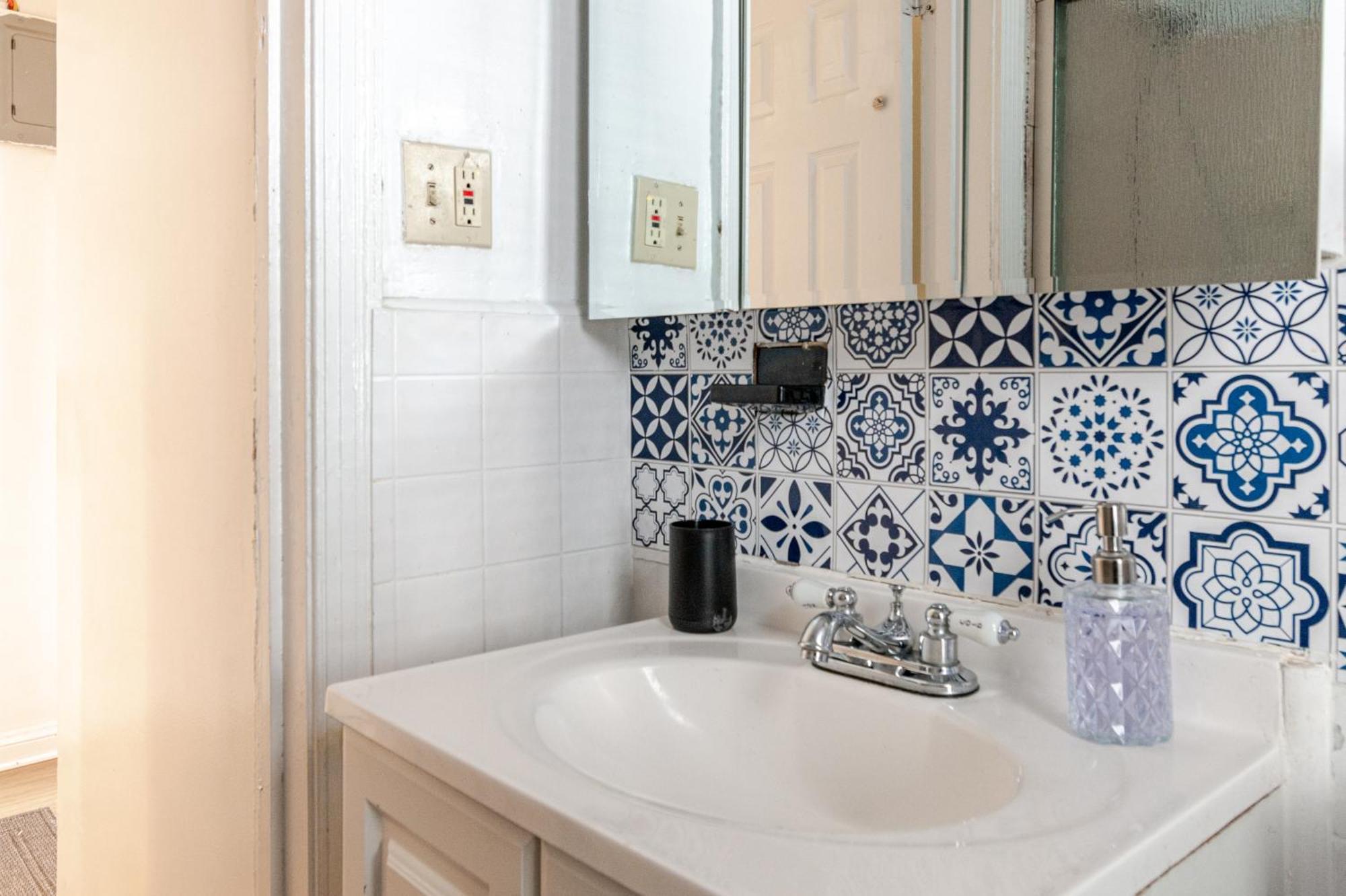 Bright & Cozy 2 Bedroom, 1 Bath, 2 Miles From White House Apartment Washington