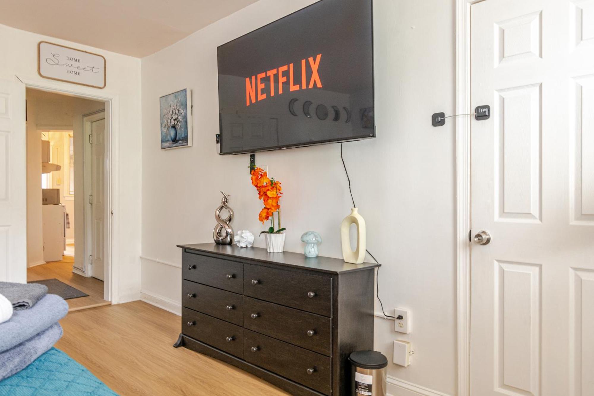 Bright & Cozy 2 Bedroom, 1 Bath, 2 Miles From White House Apartment *