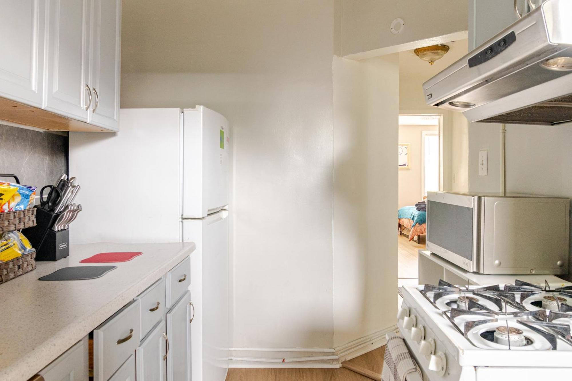 Bright & Cozy 2 Bedroom, 1 Bath, 2 Miles From White House *
