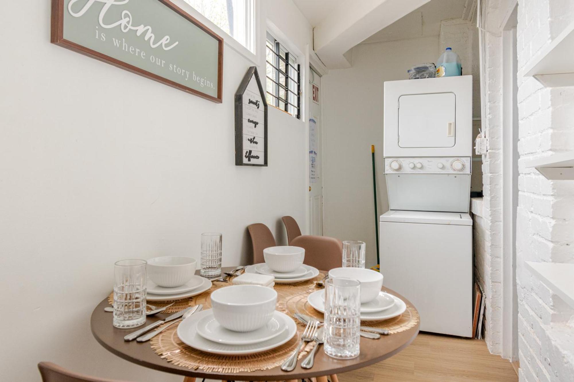Bright & Cozy 2 Bedroom, 1 Bath, 2 Miles From White House Apartment *