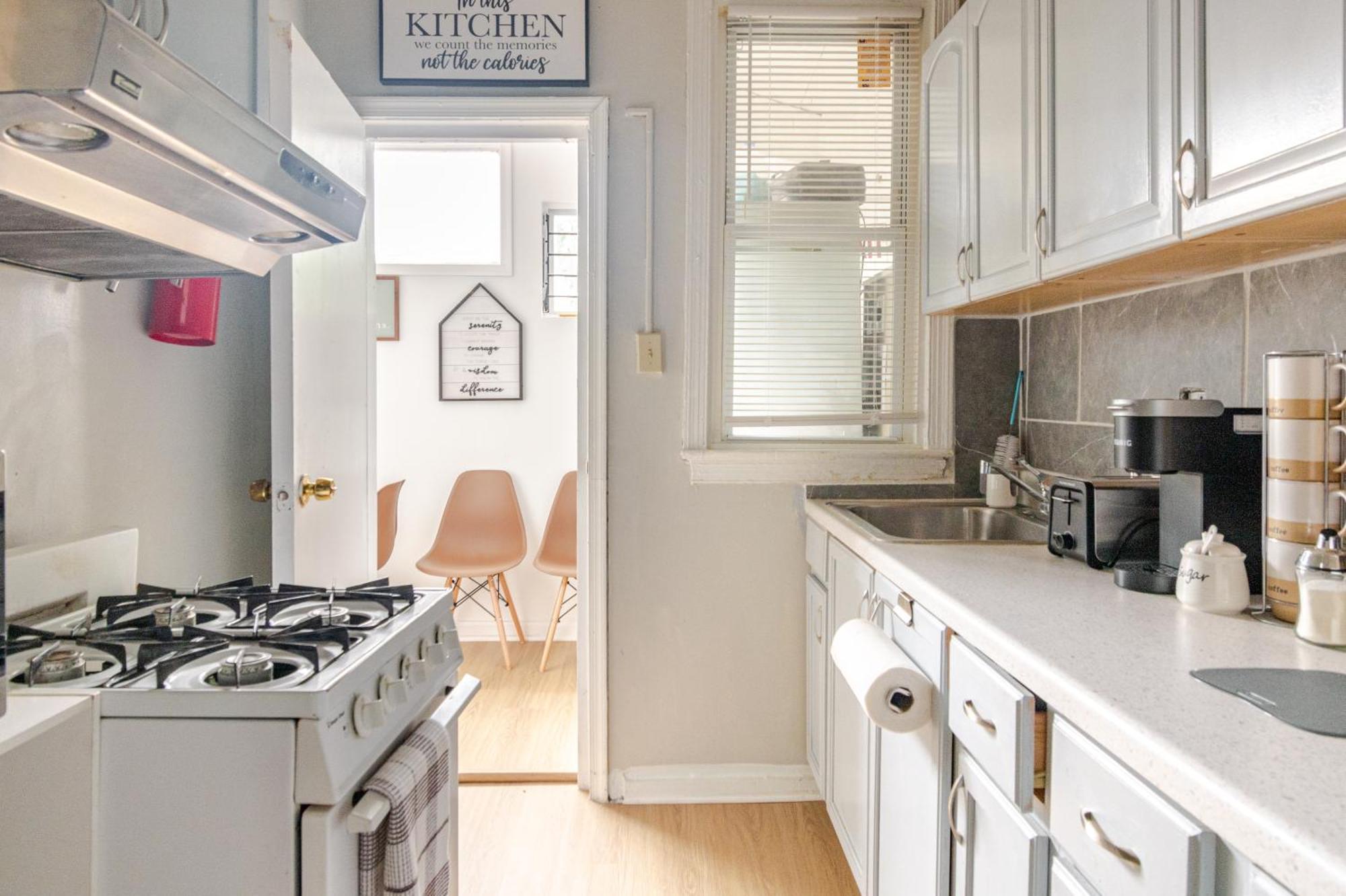 Bright & Cozy 2 Bedroom, 1 Bath, 2 Miles From White House Apartment
