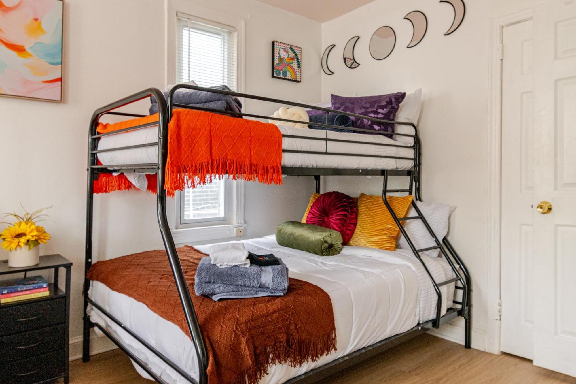 Bright & Cozy 2 Bedroom, 1 Bath, 2 Miles From White House