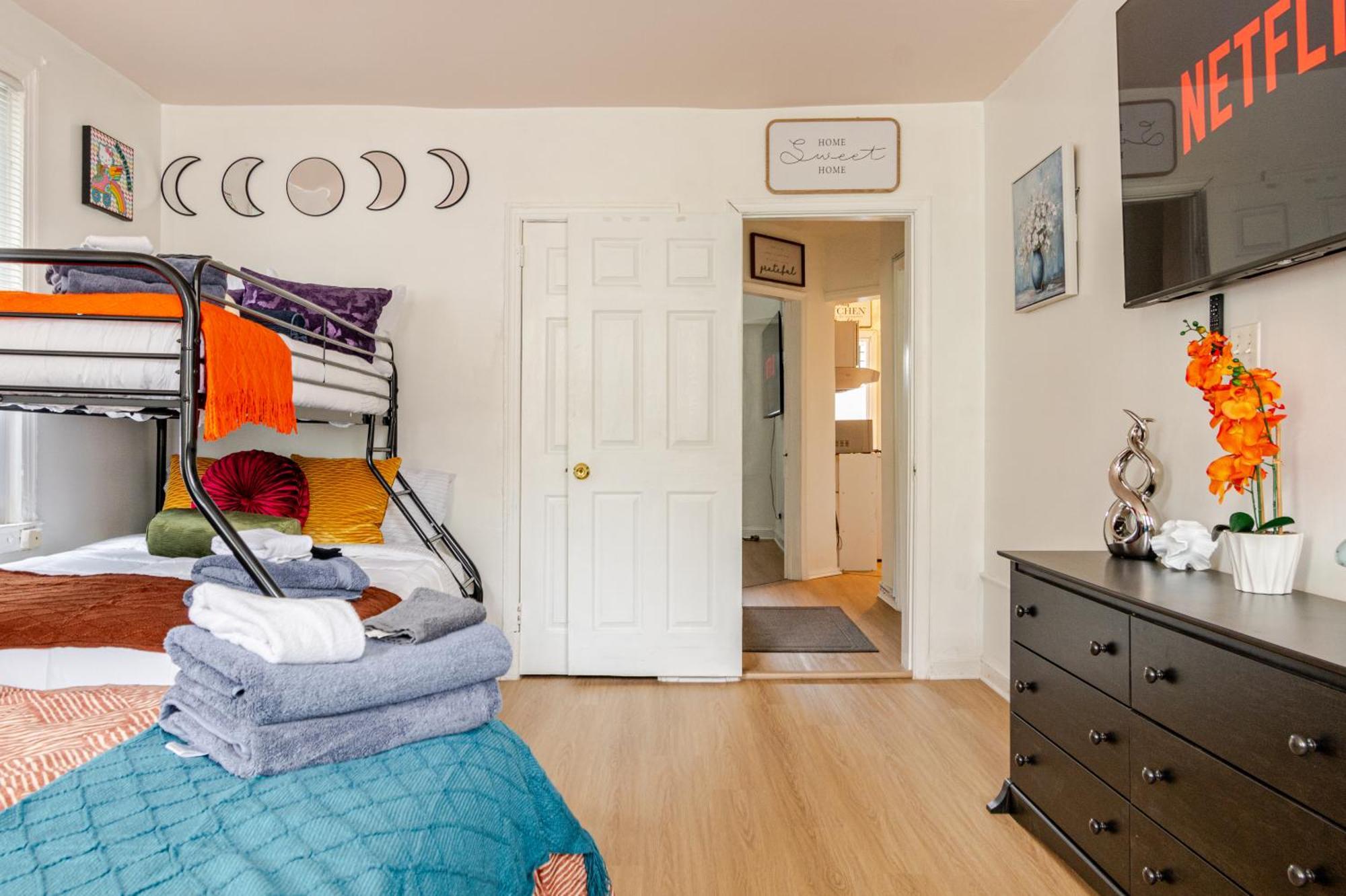 Bright & Cozy 2 Bedroom, 1 Bath, 2 Miles From White House Apartment *