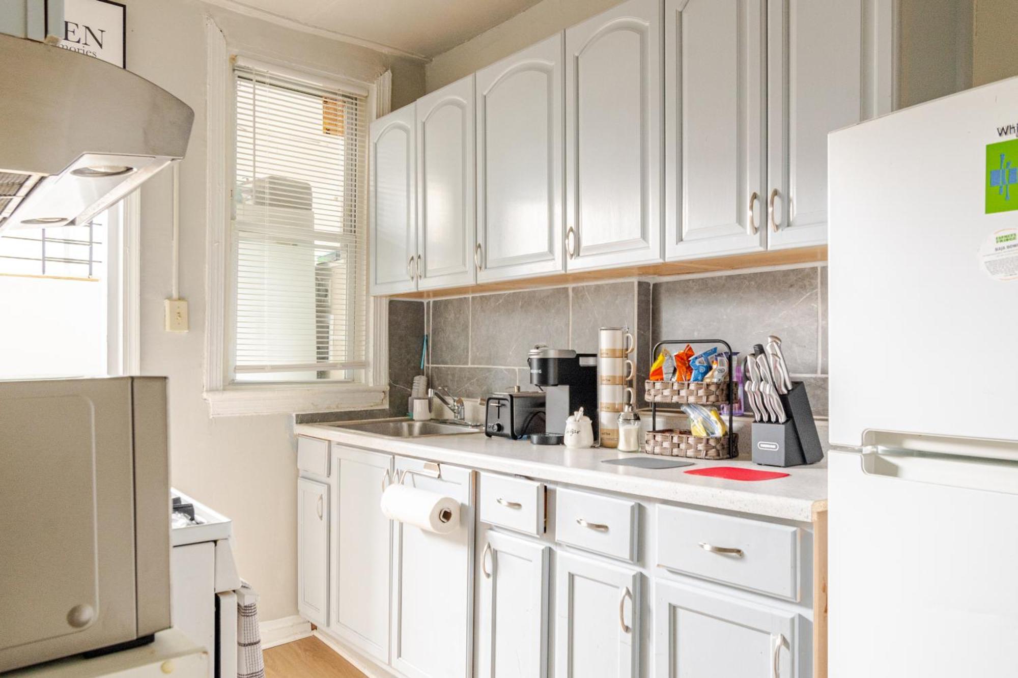 Bright & Cozy 2 Bedroom, 1 Bath, 2 Miles From White House Washington