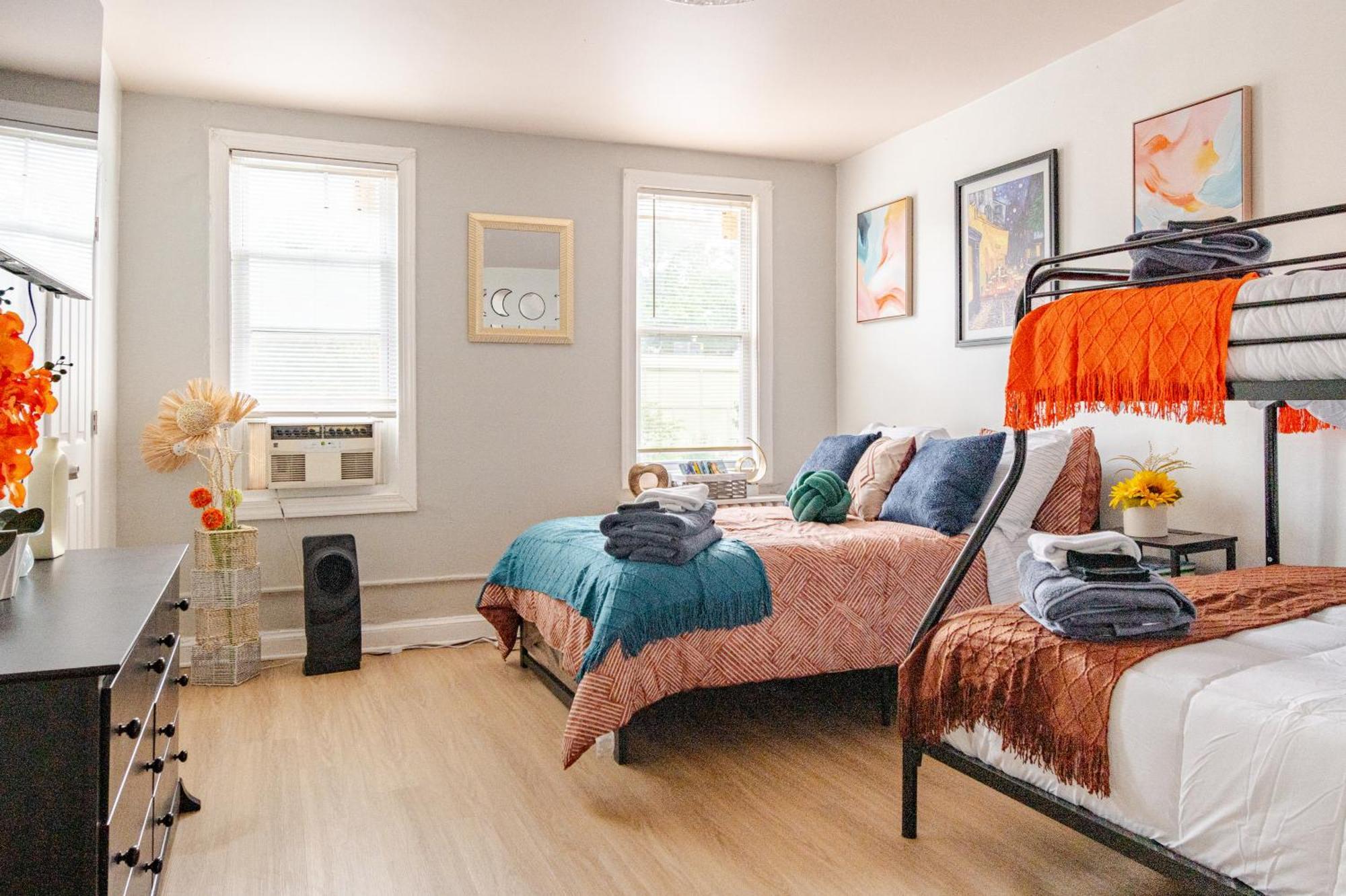 Bright & Cozy 2 Bedroom, 1 Bath, 2 Miles From White House