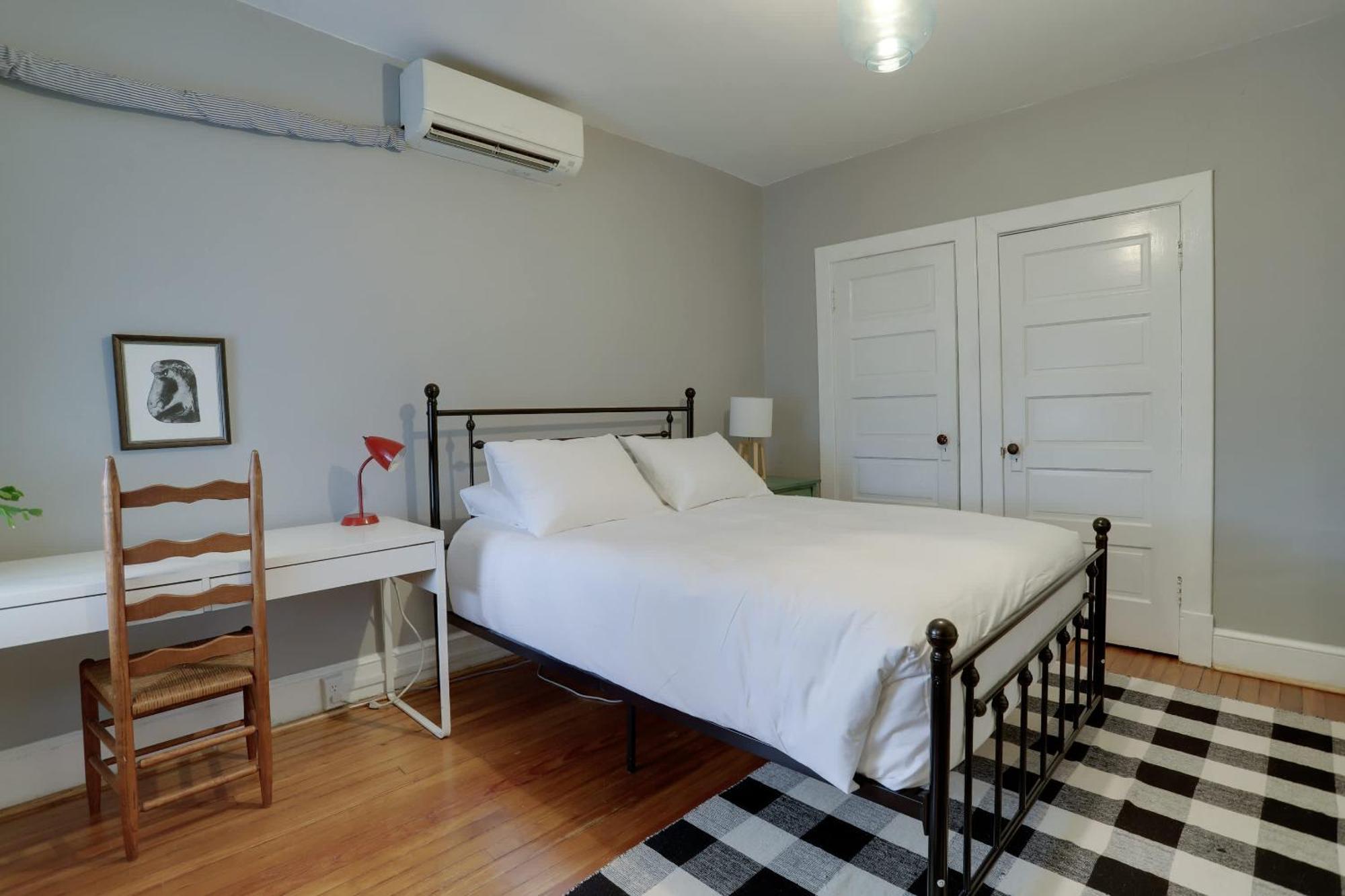 Apartment Sojourn Eclectic Capitol Hill Sleeps 4
