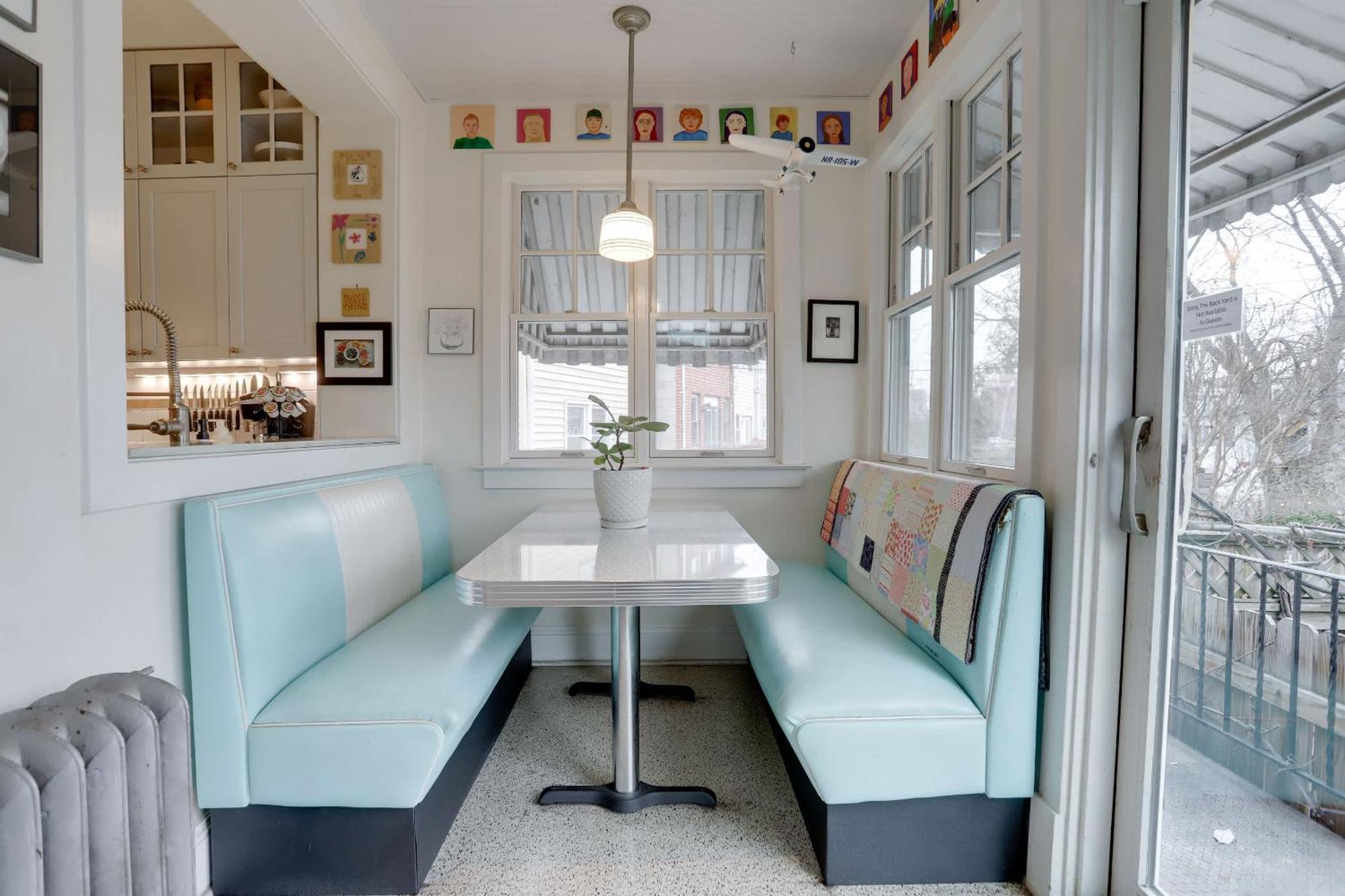 Sojourn Eclectic Capitol Hill Sleeps 4 Apartment