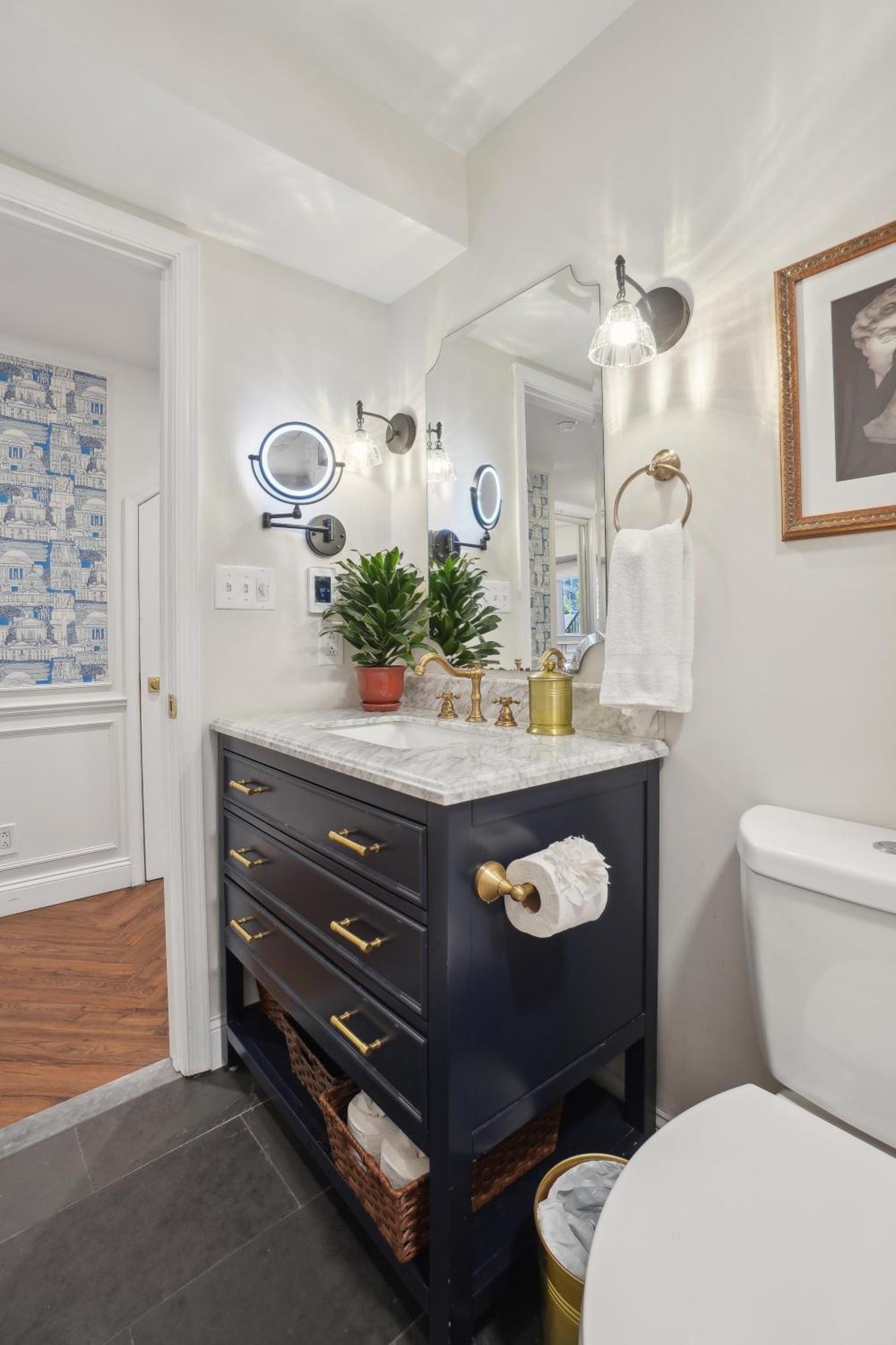 Family-friendly Capitol Hill With Free Parking & Close Metro Access *