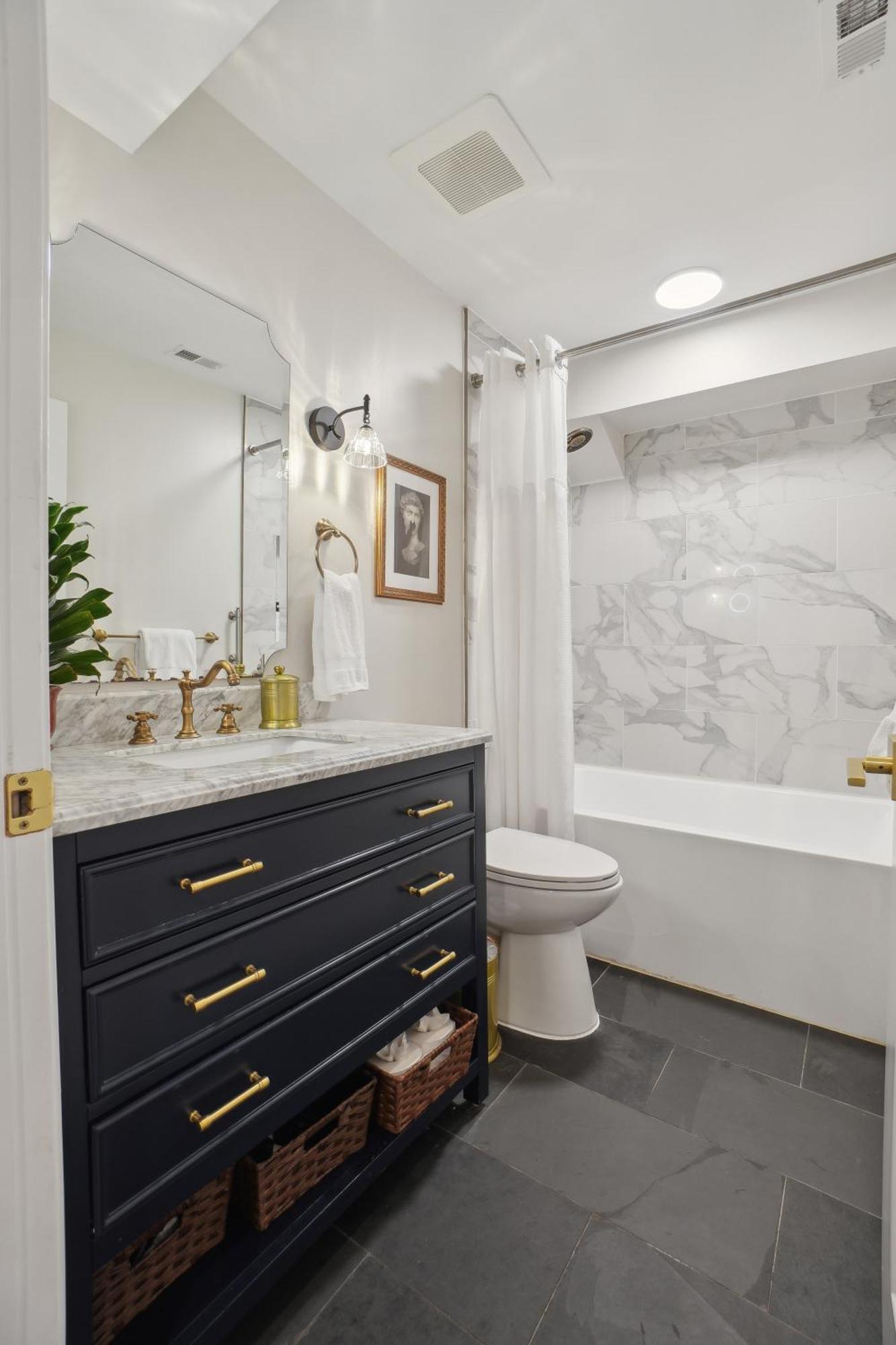 Family-friendly Capitol Hill With Free Parking & Close Metro Access
