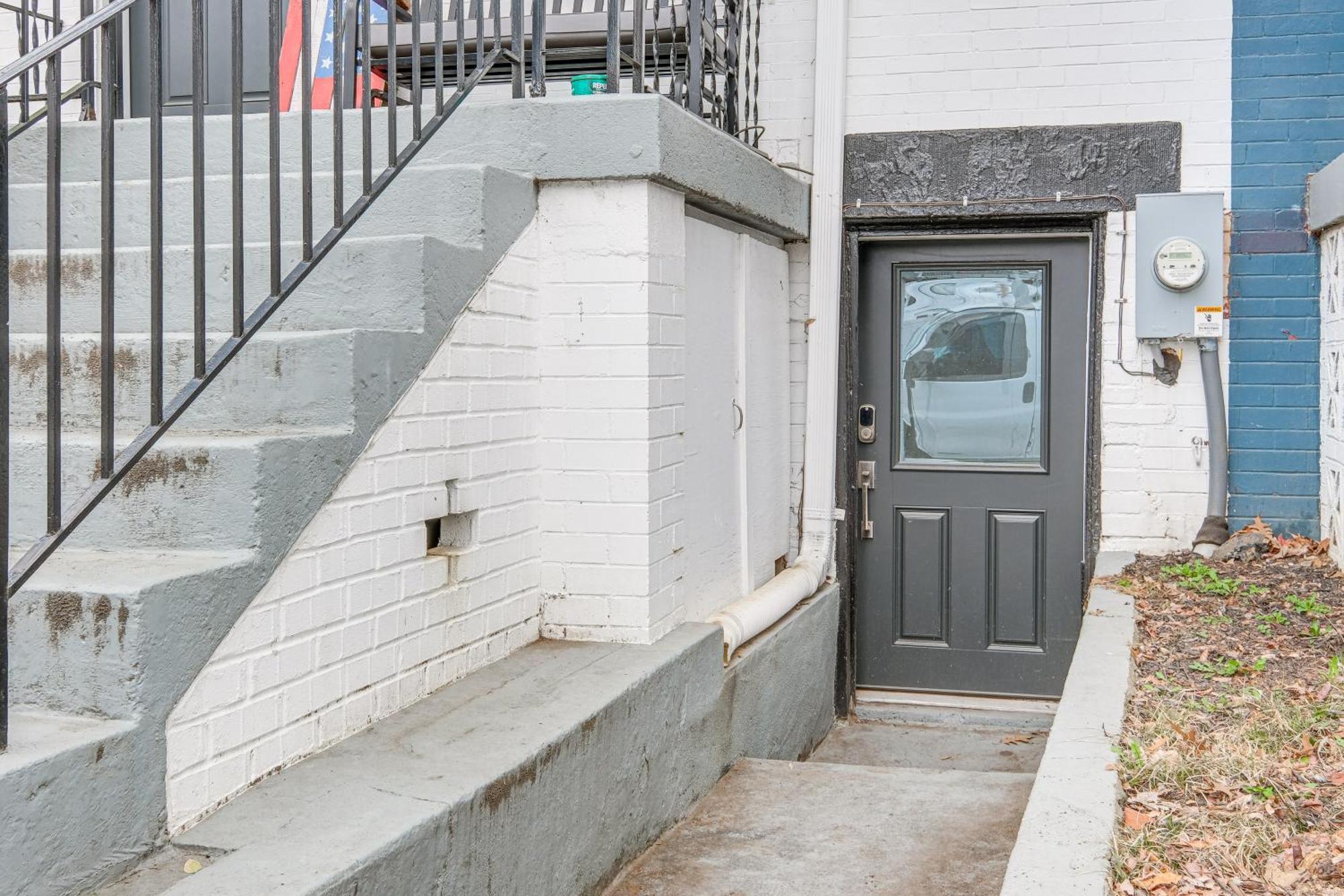 Walkable Location Modern Dc With Yard Access! Apartment