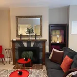 Central Victorian 1-Bed Getaway- National Mall