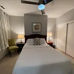 Central Victorian 1-Bed Getaway- National Mall