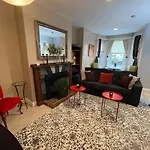 Central Victorian 1-Bed Getaway- National Mall