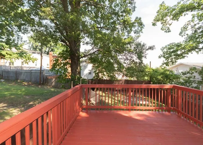 Three Br 2.5 Bath W/ Parking Spot & Deck Near Metr