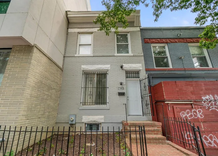 Charming 4-Bedroom Townhome In Fabulous Washington With Ac, Wifi