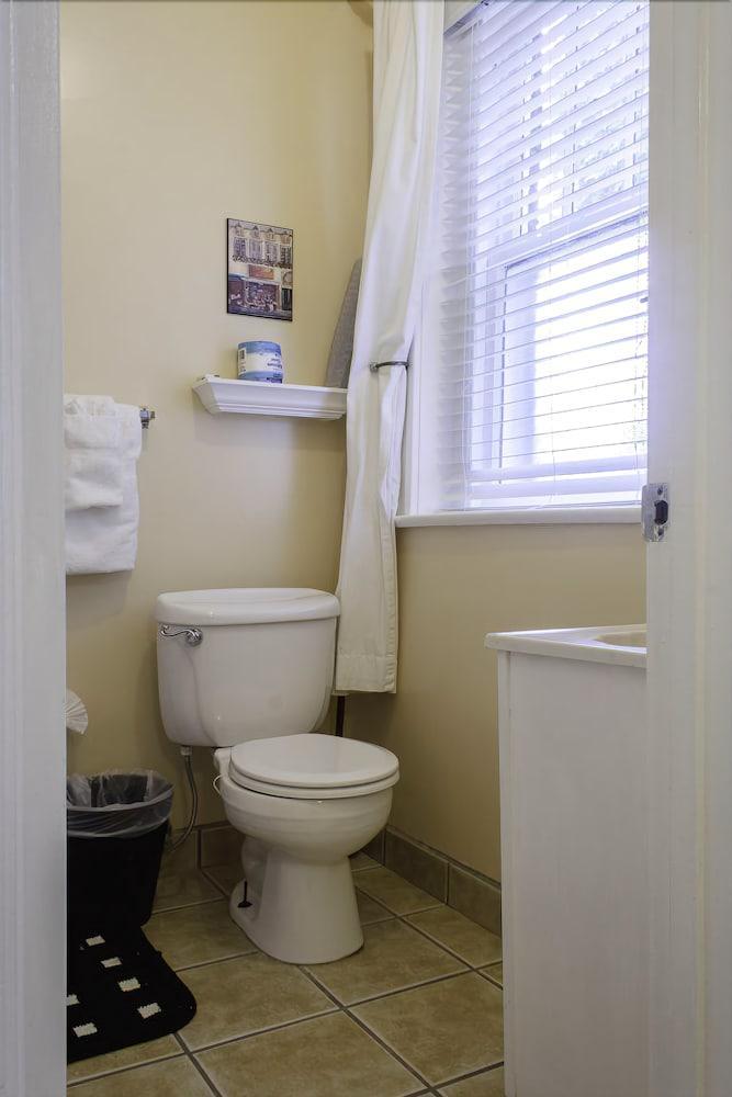 Adam's Bed & Breakfast 2*