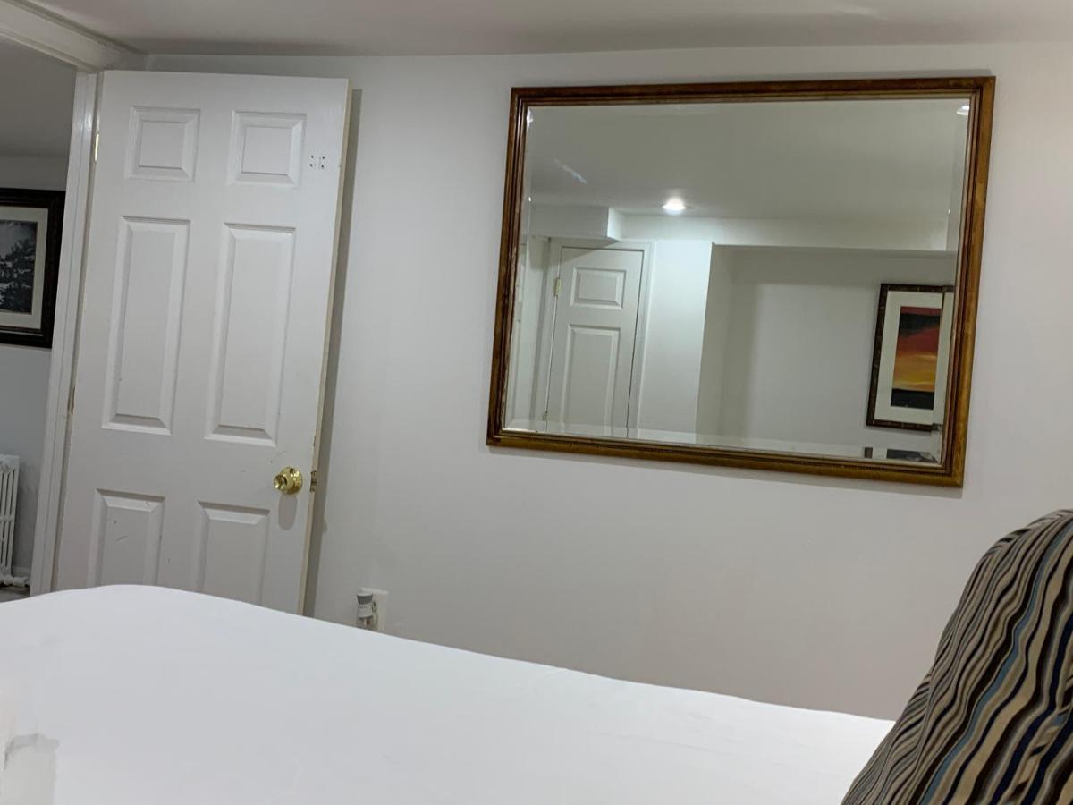 Renovated Basement 2bdrm Near Metro Apartment