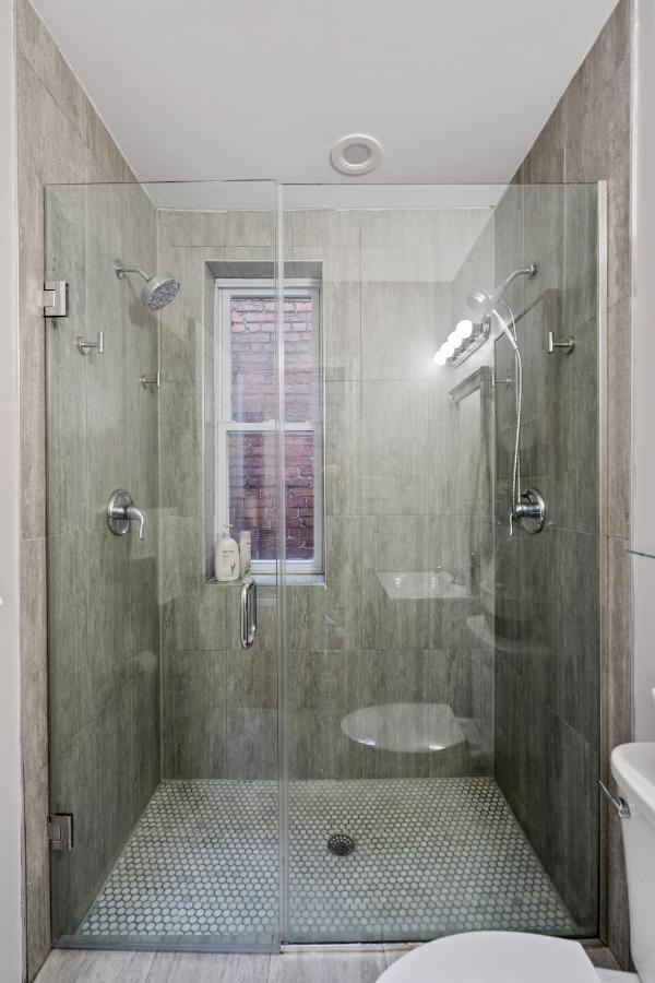 Navy Yard Gem: Stylish Near Nationals Stadium Apartment *