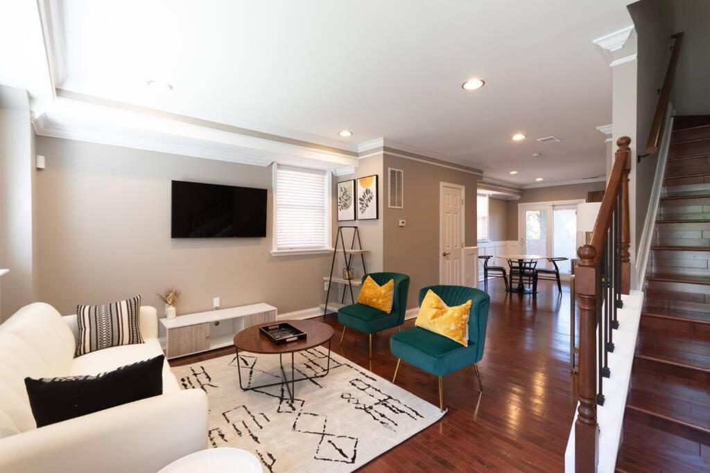 Three Br 2.5 Bath W/ Parking Spot & Deck Near Metr Holiday home *