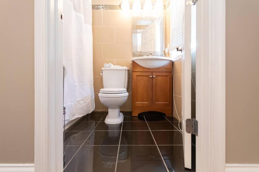 Holiday home Three Br 2.5 Bath W/ Parking Spot & Deck Near Metr Washington