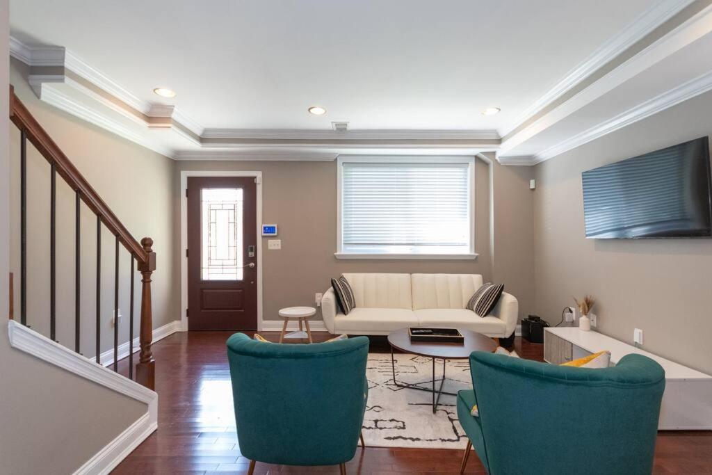 Three Br 2.5 Bath W/ Parking Spot & Deck Near Metr