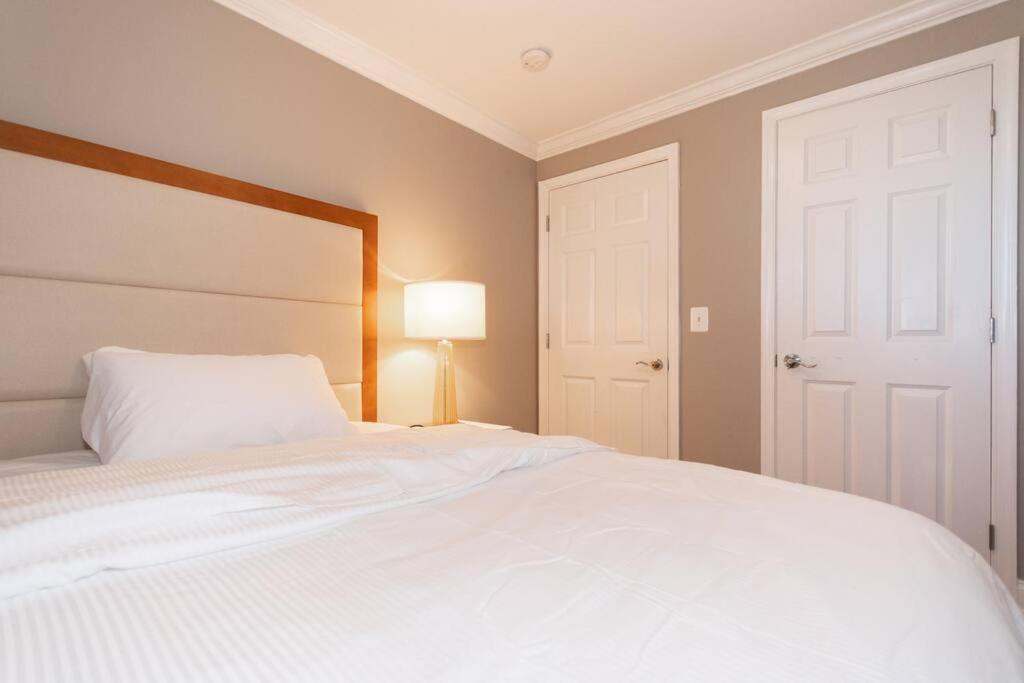 Three Br 2.5 Bath W/ Parking Spot & Deck Near Metr Holiday home *