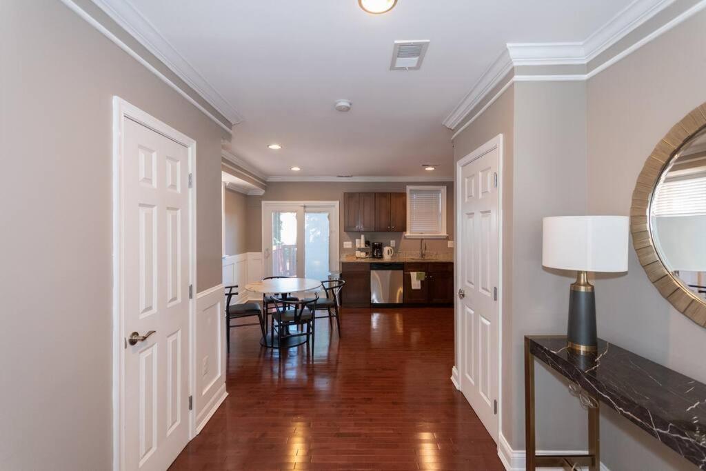 Three Br 2.5 Bath W/ Parking Spot & Deck Near Metr Holiday home