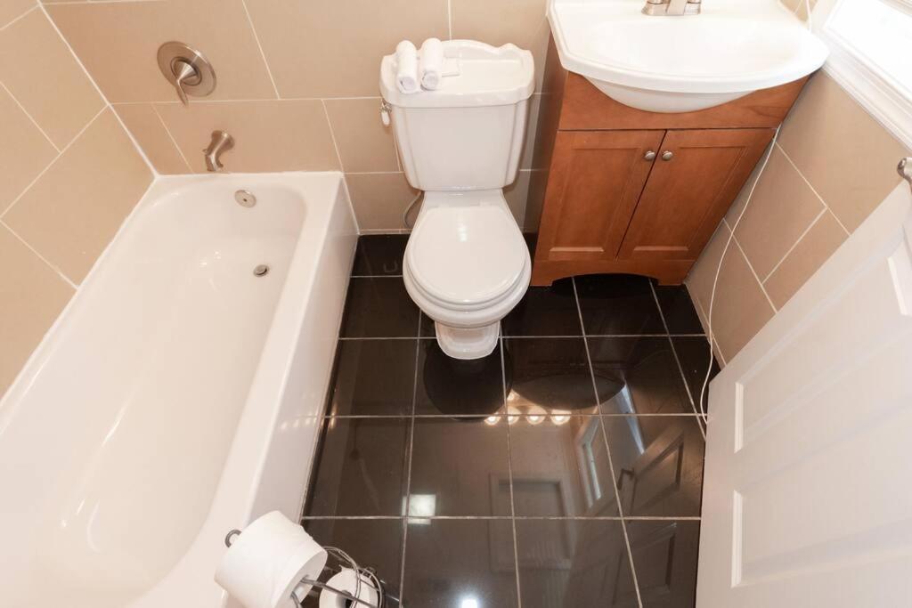 Three Br 2.5 Bath W/ Parking Spot & Deck Near Metr Holiday home *