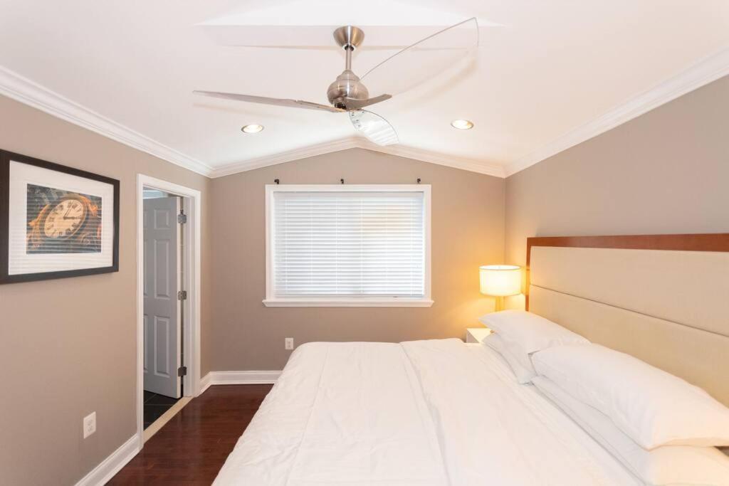 Three Br 2.5 Bath W/ Parking Spot & Deck Near Metr Holiday home