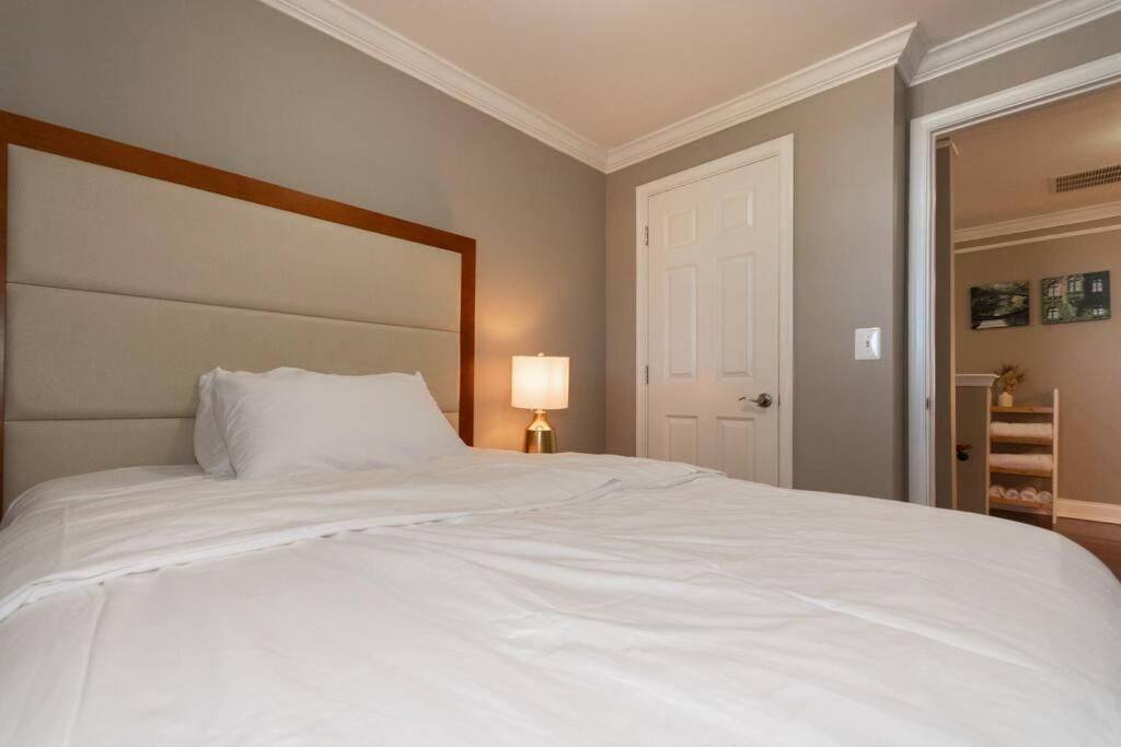 Three Br 2.5 Bath W/ Parking Spot & Deck Near Metr